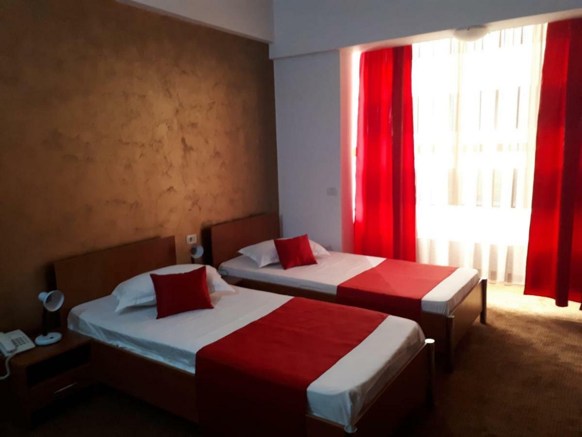 Hotel Flormang Craiova Exterior foto