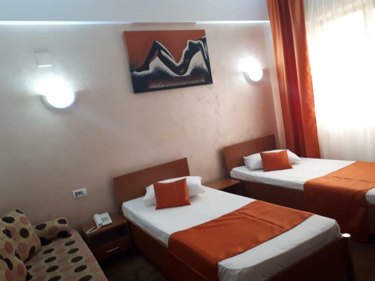 Hotel Flormang Craiova Exterior foto