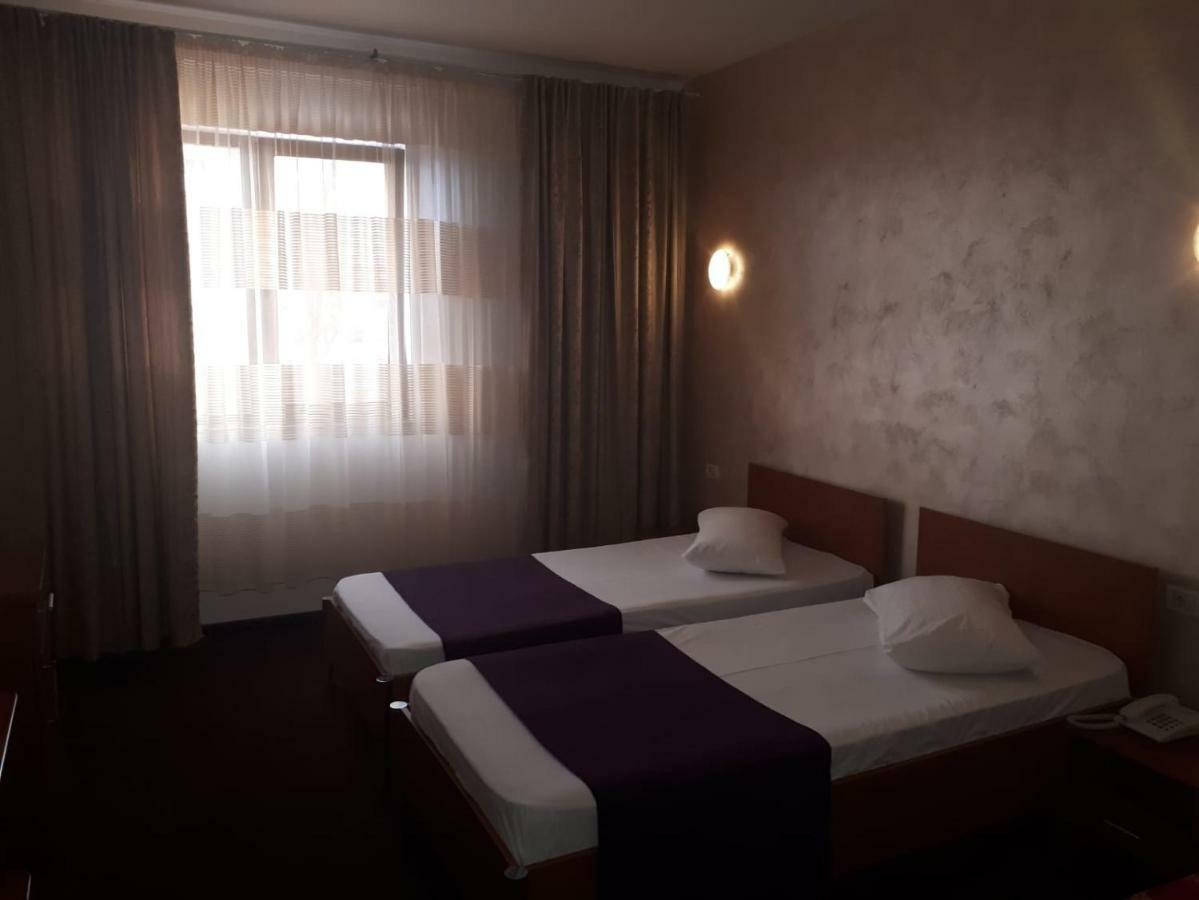 Hotel Flormang Craiova Exterior foto